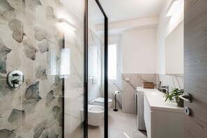 Shower, hair dryer, bidet, towels