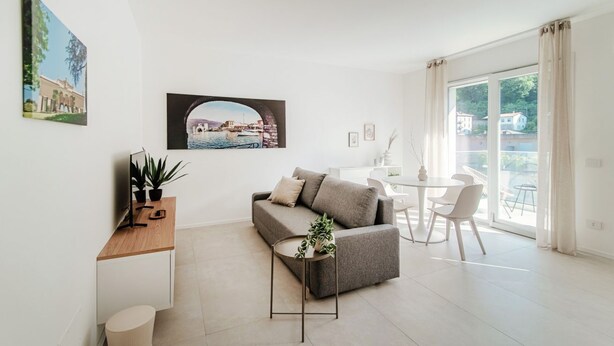 TV - Varenna: Refined two-room apartment with balcony in Como (Como)