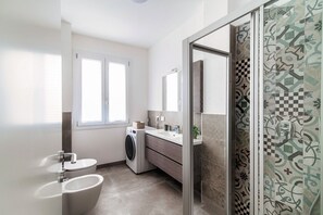 Shower, hair dryer, bidet, soap - Laglio: Bright two-room apartment with modern comforts on Lake Como (Como)