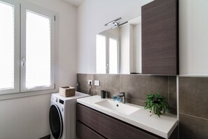 Douche, sèche-cheveux, bidet, savon