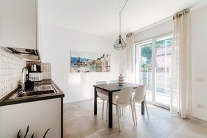 Fridge, microwave, oven, dishwasher - Laglio: Bright two-room apartment with modern comforts on Lake Como (Como)