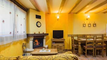 Televisión, chimenea, reproductor de DVD