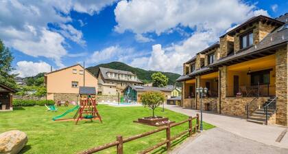 Appartement 'Devesa' avec vue sur les montagnes, piscine partagée et Wi-Fi
