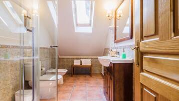 Een douche, handdoeken