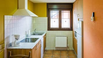 Fridge, microwave, dishwasher, coffee/tea maker