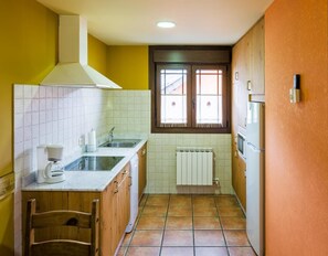 Fridge, microwave, dishwasher, coffee/tea maker - Apartment 'Devesa' with Mountain View, Shared Pool and Wi-Fi (Caboalles De Abajo)
