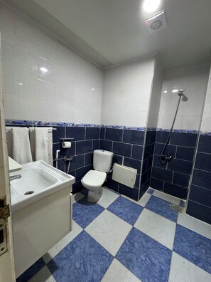 Double or Twin Room | Bathroom