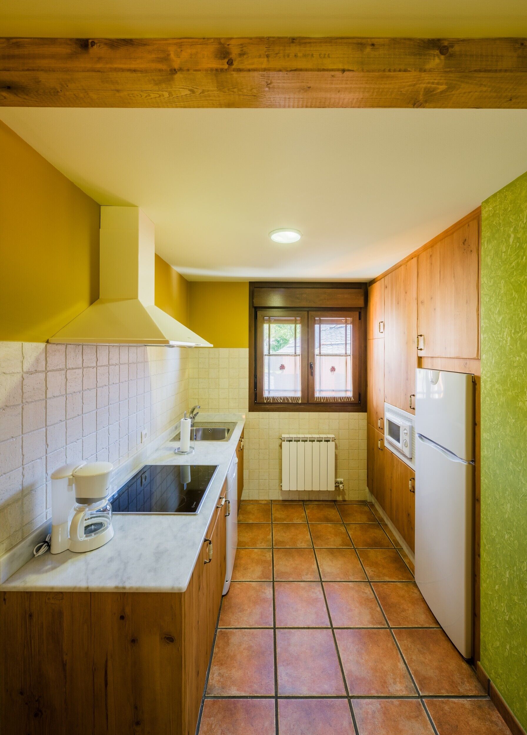 Frigorífic, microones, rentaplats i cafetera i tetera 