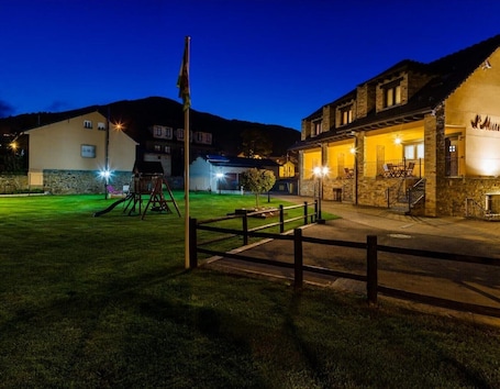 Exterior. Cuartal Country House in Laciana Valley: Pool and Nature