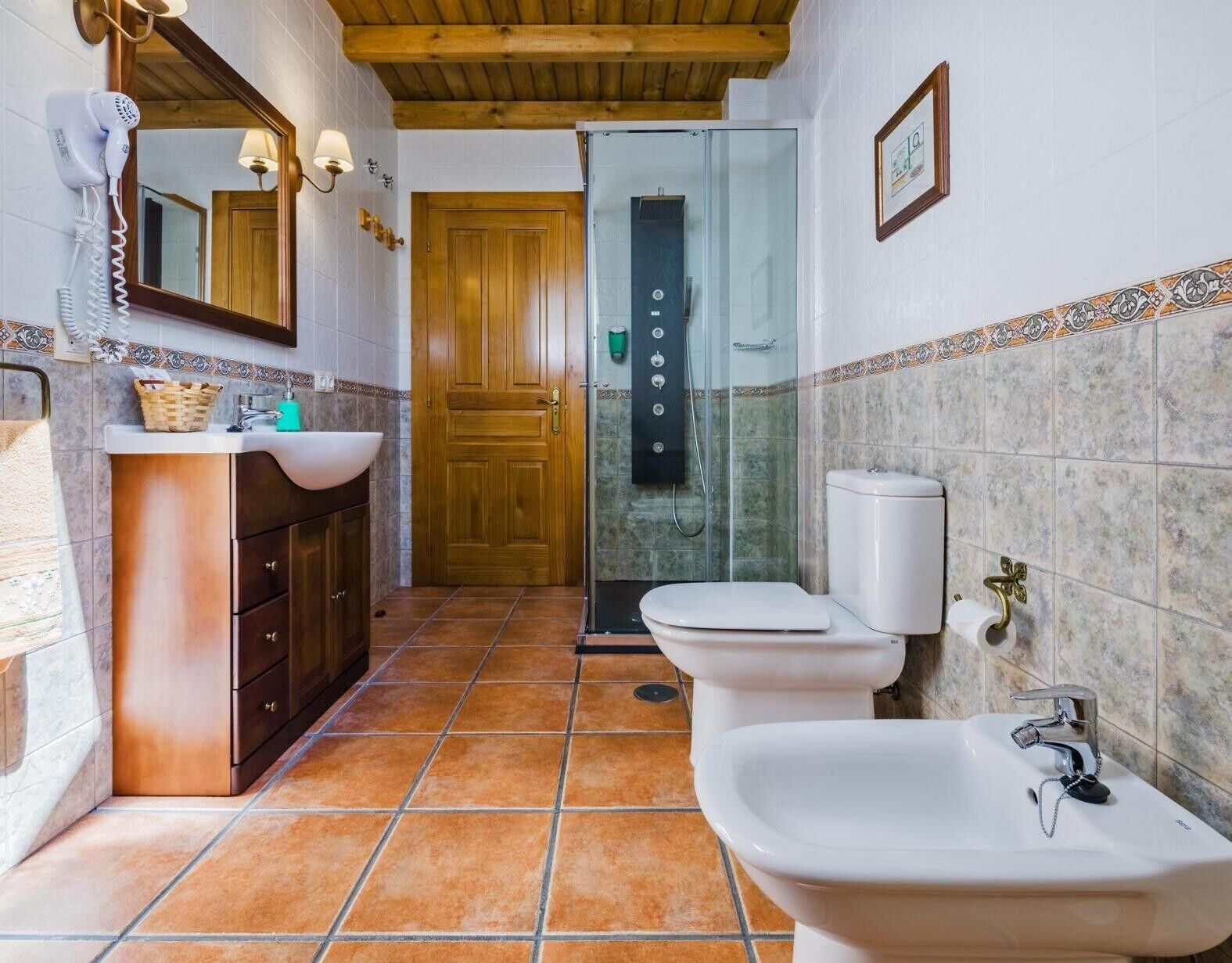 Een douche, handdoeken