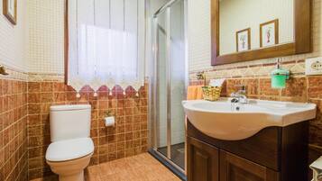 Ducha, secador de pelo y toallas