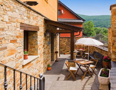 屋外ダイニングエリア. El Hechizo Apartment in Laciana Valley with Pool and Mountain Views