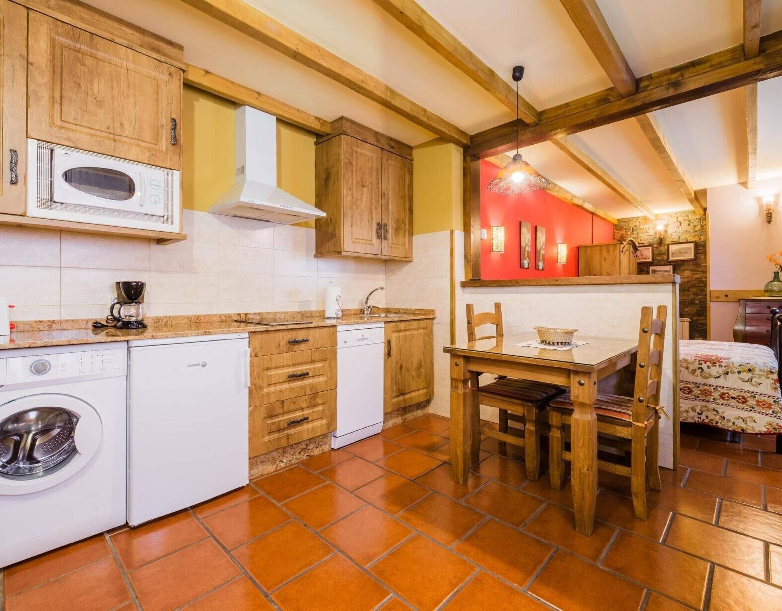 Refrigerador, microondas, placa de cocina, lavavajillas