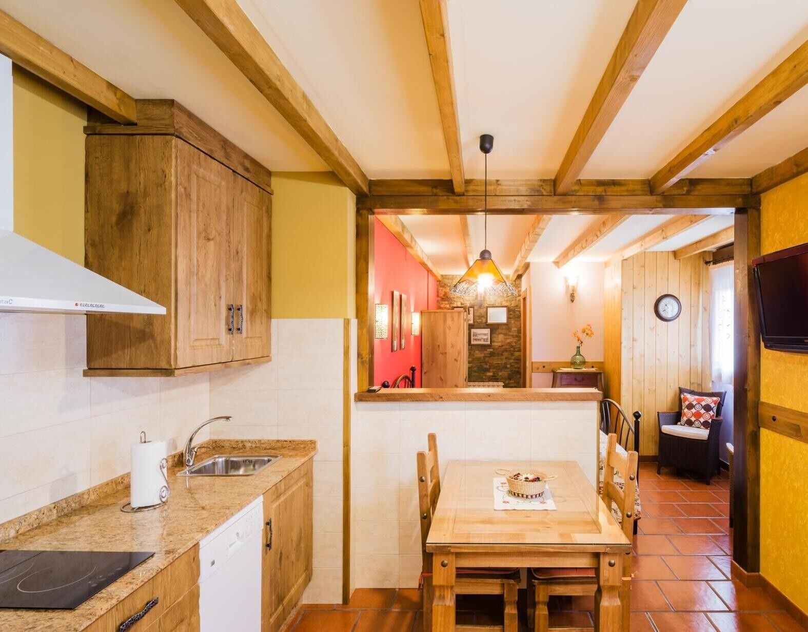 Réfrigérateur, four à micro-ondes, surface de cuisson, lave-vaisselle