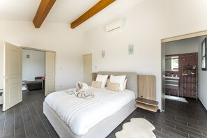 1 bedroom, iron/ironing board, free WiFi, bed sheets - Apartment 'Chambre Jasmin' with Mountain View, Wi-Fi and Air Conditioning (Crillon-le-Brave)