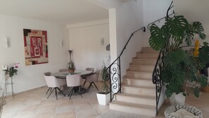 Dining - Apartment 'Chambre Jasmin' with Mountain View, Wi-Fi and Air Conditioning (Crillon-le-Brave)