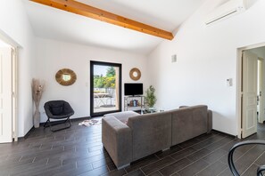 TV, ping pong - Apartment 'Chambre Jasmin' with Mountain View, Wi-Fi and Air Conditioning (Crillon-le-Brave)