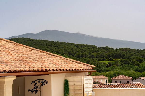 Exterior - Apartment 'Chambre Jasmin' with Mountain View, Wi-Fi and Air Conditioning (Crillon-le-Brave)