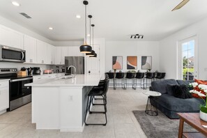 Geladeira, micro-ondas, fogão, cooktop