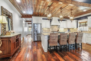 Fridge, microwave, oven, stovetop - Anchors Aweigh Families, Couples, Groups-Private Dock. (Ventress)