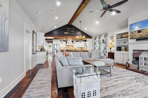 Smart TV, fireplace - Anchors Aweigh Families, Couples, Groups-Private Dock. (Ventress)