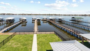 Een jachthaven met meerdere steigers, overdekte zitplekken en een centrale looppad naar het water.
