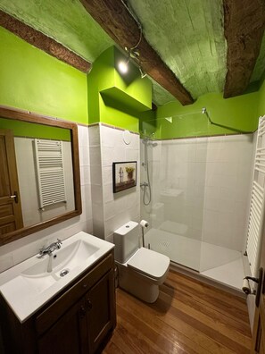 Douche, sèche-cheveux, serviettes fournies