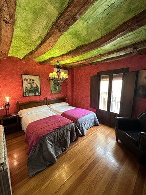 1 habitación, tabla de planchar con plancha, wifi gratis y ropa de cama
