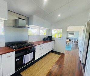 Een koelkast, een microgolfoven, een oven, een kookplaat