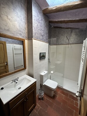 Douche, sèche-cheveux, serviettes fournies