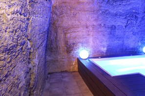 Indoor spa tub