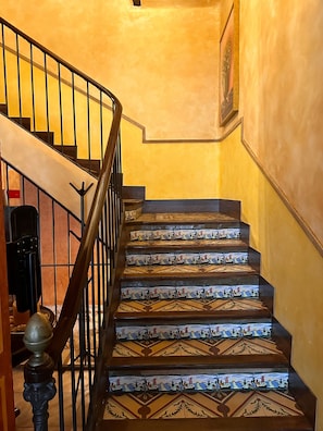 Interior - Suite 'Las Golondrinas' with Mountain Views and Unlimited SPA Access with Cellar (Lerín)