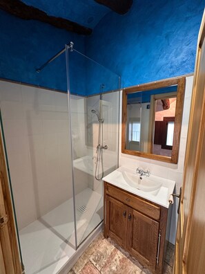 Douche, sĂšche-cheveux, serviettes fournies