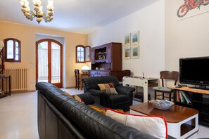 TV - Apartment 'Casa Delle Zagare, Borgo Del Mirto' with Shared Terrace, Private Garden and Wi-Fi (Selva di Fasano)