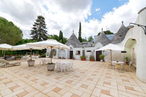 Outdoor dining - Apartment 'Casa Delle Zagare, Borgo Del Mirto' with Shared Terrace, Private Garden and Wi-Fi (Selva di Fasano)