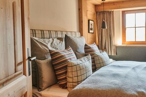 1 chambre, fer et planche à repasser, lit de bébé portatif