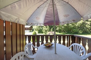 Outdoor dining - Apartment for 4 in Samoëns – Pools, Games & Parking Included (Samoëns)