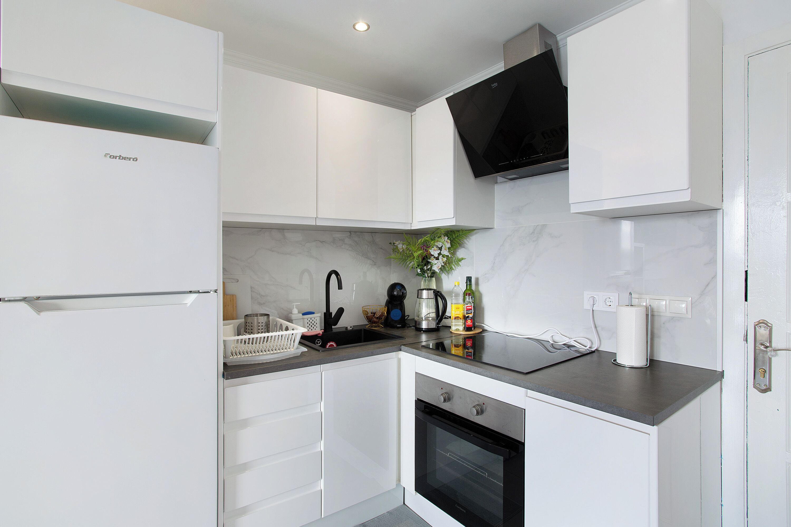 Kjøleskap, mikrobølgeovn, ovn og kokeplater