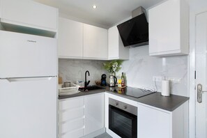 Køleskab, mikrobølgeovn, ovn, kogeplade