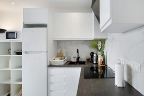 Jääkaappi, mikroaaltouuni, uuni, liesi