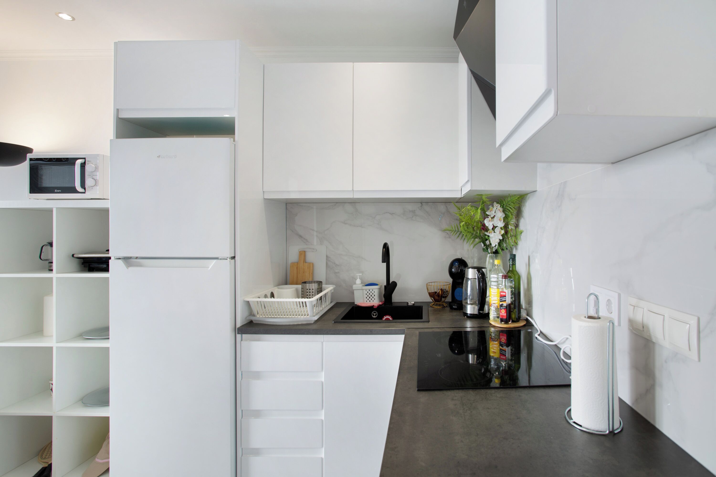 Een koelkast, een magnetron, een oven, een kookplaat