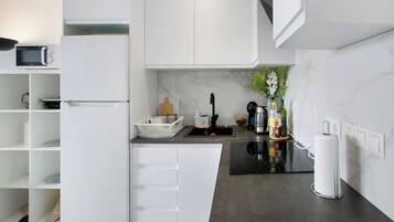 Jääkaappi, mikroaaltouuni, uuni, liesi