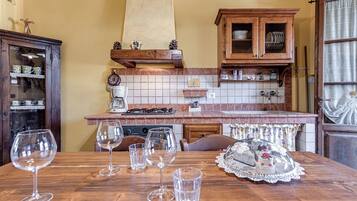 Kühlschrank, Ofen, Herdplatte, Wasserkocher mit Kaffee-/Teezubehör