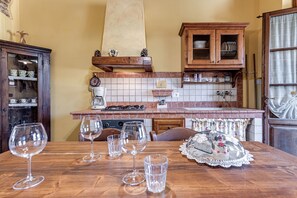 Fridge, oven, stovetop, coffee/tea maker