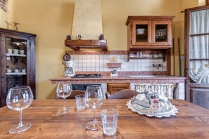 Réfrigérateur, four, plaque de cuisson, cafetière/bouilloire