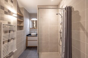 Shower, hair dryer, towels - Apartment 'Le Carlinaston' with Mountain View, Balcony and Wi-Fi (Samoëns)
