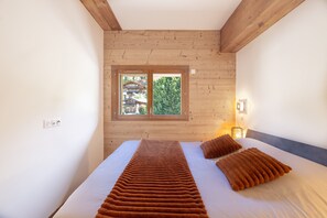 4 bedrooms, iron/ironing board, free WiFi, bed sheets - Apartment 'Le Carlinaston' with Mountain View, Balcony and Wi-Fi (Samoëns)