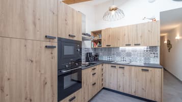 Een koelkast, een magnetron, een oven, een kookplaat