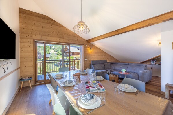 Interior - Apartment 'Le Carlinaston' with Mountain View, Balcony and Wi-Fi (Samoëns)