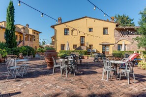 Outdoor dining - Apartment 'Cavallino' with Shared Pool, Shared Garden and Wi-Fi (San Miniato)